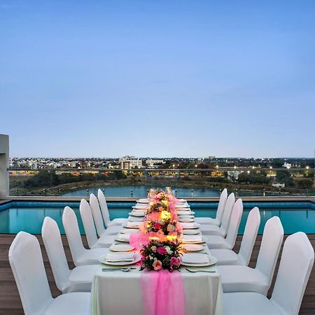 Ramada Encore By Wyndham Indore Nipania Exterior foto
